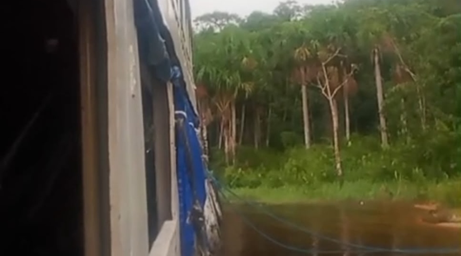 Barco que saiu de Parintins com destino a Manaus fica parado no Rio Negro durante viagem