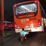 Vídeo registra adolescente 'pegando carona' em ônibus enquanto andava de bicicleta em Manaus