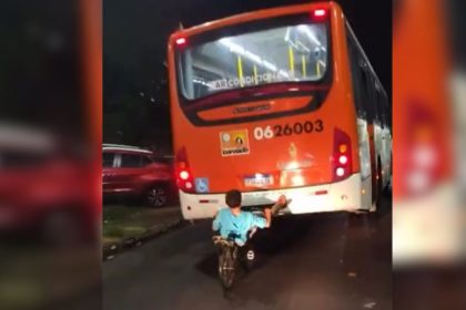 Vídeo registra adolescente 'pegando carona' em ônibus enquanto andava de bicicleta em Manaus