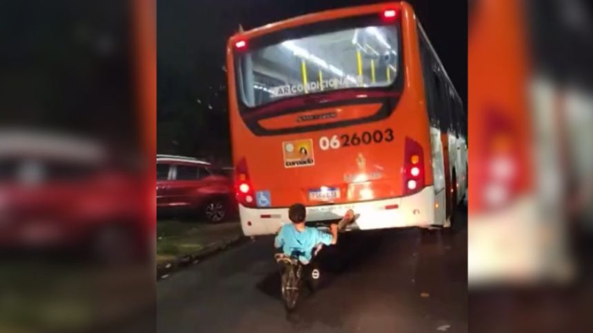 Vídeo registra adolescente 'pegando carona' em ônibus enquanto andava de bicicleta em Manaus