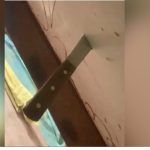 Jovem mostra faca cravada em sua porta após ser agredida por ex-companheiro no Amazonas