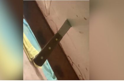 Jovem mostra faca cravada em sua porta após ser agredida por ex-companheiro no Amazonas