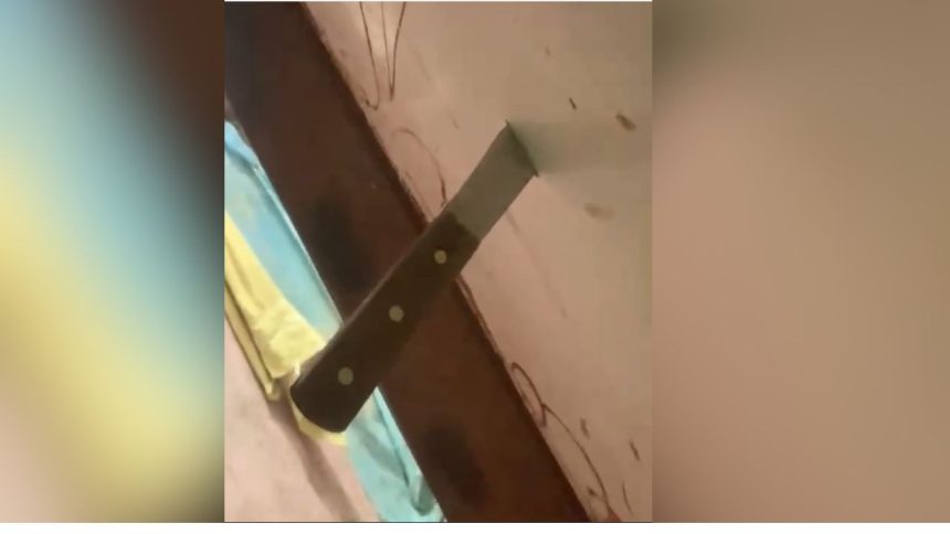 Jovem mostra faca cravada em sua porta após ser agredida por ex-companheiro no Amazonas