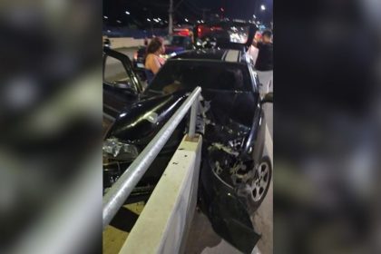 Colisão de carro contra mureta de viaduto deixa dois feridos na zona leste de Manaus