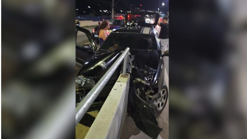 Colisão de carro contra mureta de viaduto deixa dois feridos na zona leste de Manaus