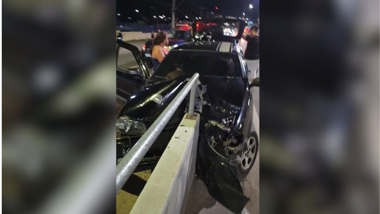 Colisão de carro contra mureta de viaduto deixa dois feridos na zona leste de Manaus