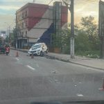 Motorista perde direção após colisão e carro capota na avenida Djalma Batista