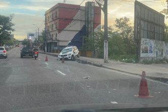 Motorista perde direção após colisão e carro capota na avenida Djalma Batista
