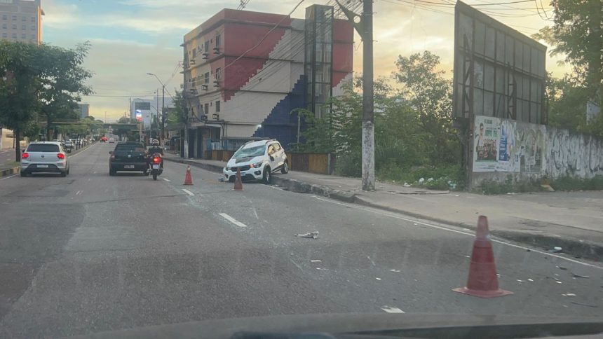 Motorista perde direção após colisão e carro capota na avenida Djalma Batista