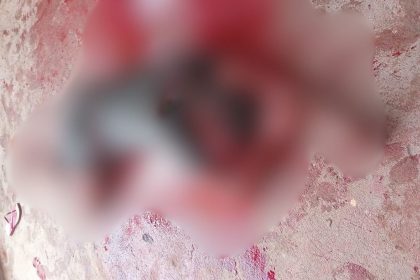 Discussão entre irmãos termina com um deles morto a golpe de faca em Manaus Um homem identificado como Uitalo dos Santos Souza, de 26 anos, morreu após ser atingido por golpes de faca durante uma discussão com o próprio irmão, na tarde desta segunda-feira (8), na Rua Seringueira, no bairro Lago Azul, zona norte de Manaus. O suspeito da agressão é Kaick Santos de Souza, de 20 anos, que deixou o local após o crime. De acordo com informações da Polícia Militar, equipes da 26ª Companhia Interativa Comunitária (Cicom) foram acionadas por volta das 12h30. Quando chegaram ao endereço, os policiais encontraram a vítima com ferimentos provocados por arma branca. Segundo relato da mãe dos envolvidos à polícia, os dois irmãos haviam discutido antes da agressão. Informações preliminares repassadas à polícia apontam ainda que, no dia anterior, Uitalo teria esfaqueado um tio da família, identificado como Alessandro Almeida Campos, durante um episódio de conflito familiar. Após ser ferido, Uitalo foi socorrido por equipes do Serviço de Atendimento Móvel de Urgência (SAMU) e encaminhado ao Hospital e Pronto-Socorro Platão Araújo, mas não resistiu aos ferimentos. Após o crime, Kaick fugiu e, até a última atualização do caso, não havia sido localizado. A investigação ficará sob responsabilidade da Polícia Civil, que deve apurar as circunstâncias e a motivação do ocorrido.