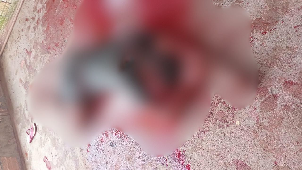 Discussão entre irmãos termina com um deles morto a golpe de faca em Manaus Um homem identificado como Uitalo dos Santos Souza, de 26 anos, morreu após ser atingido por golpes de faca durante uma discussão com o próprio irmão, na tarde desta segunda-feira (8), na Rua Seringueira, no bairro Lago Azul, zona norte de Manaus. O suspeito da agressão é Kaick Santos de Souza, de 20 anos, que deixou o local após o crime. De acordo com informações da Polícia Militar, equipes da 26ª Companhia Interativa Comunitária (Cicom) foram acionadas por volta das 12h30. Quando chegaram ao endereço, os policiais encontraram a vítima com ferimentos provocados por arma branca. Segundo relato da mãe dos envolvidos à polícia, os dois irmãos haviam discutido antes da agressão. Informações preliminares repassadas à polícia apontam ainda que, no dia anterior, Uitalo teria esfaqueado um tio da família, identificado como Alessandro Almeida Campos, durante um episódio de conflito familiar. Após ser ferido, Uitalo foi socorrido por equipes do Serviço de Atendimento Móvel de Urgência (SAMU) e encaminhado ao Hospital e Pronto-Socorro Platão Araújo, mas não resistiu aos ferimentos. Após o crime, Kaick fugiu e, até a última atualização do caso, não havia sido localizado. A investigação ficará sob responsabilidade da Polícia Civil, que deve apurar as circunstâncias e a motivação do ocorrido.