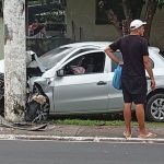 Colisão entre veículos termina com carro destruído após atingir poste em Manaus