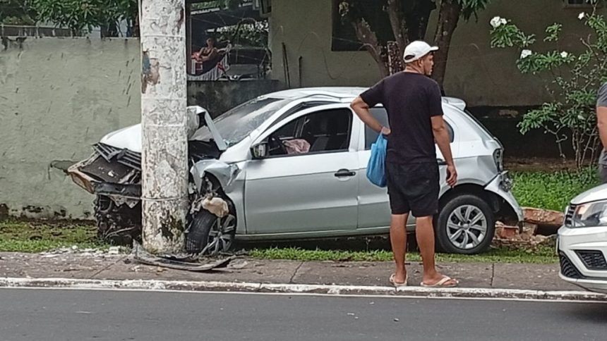 Colisão entre veículos termina com carro destruído após atingir poste em Manaus