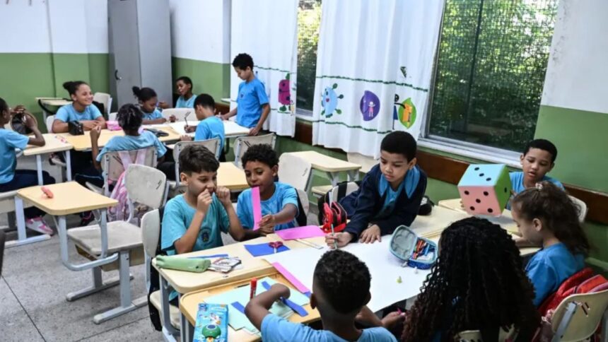 Piso nacional dos professores passa a ser de R$ 5,1 mil a partir de 2026