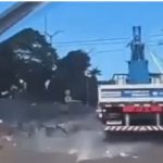 Vídeo flagra momento em que vidros caem de caminhão em movimento na avenida Cosme Ferreira
