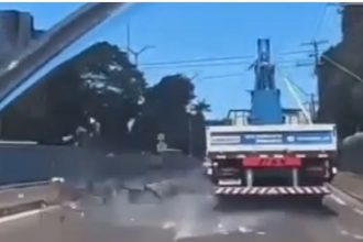 Vídeo flagra momento em que vidros caem de caminhão em movimento na avenida Cosme Ferreira