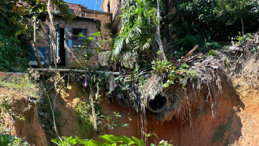 Famílias perdem casas após desabamentos, mas contas de agua e luz seguem sendo cobradas em Manaus