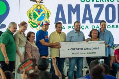 'Governo Presente' entrega R$23 mil em linha de crédito em Manaus