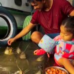 Pescador viraliza ao ensinar filha a alimentar peixes no Amazonas