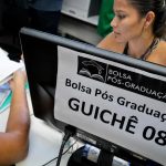 Entrega de documentos do Bolsa Pós-Graduação e Idiomas