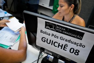 Entrega de documentos do Bolsa Pós-Graduação e Idiomas