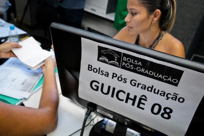 Entrega de documentos do Bolsa Pós-Graduação e Idiomas