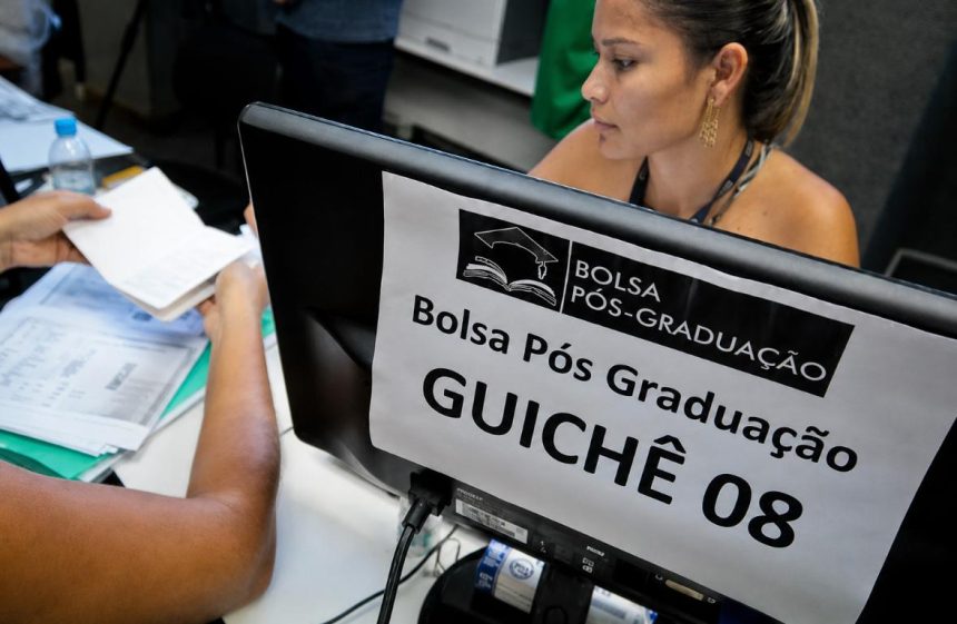 Entrega de documentos do Bolsa Pós-Graduação e Idiomas