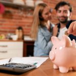 Diálogo e planejamento financeiro devem começar no namoro