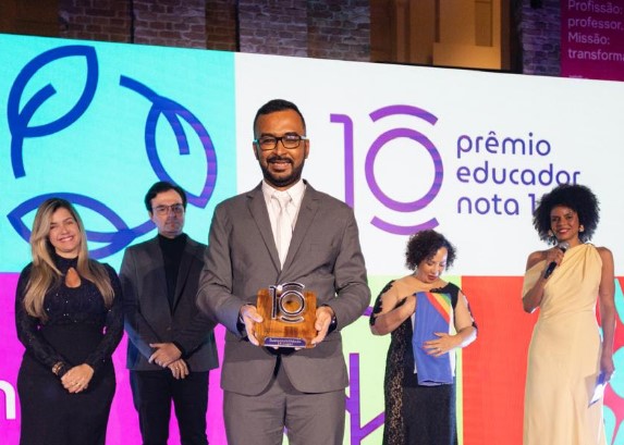Prêmio Educador Nota 10 prorroga prazo para inscrições