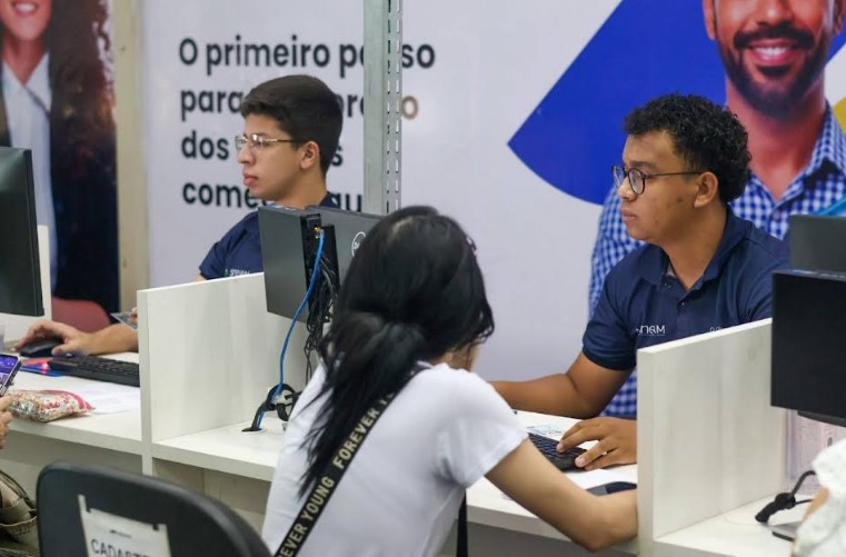 Auxiliar, cozinheiro, social mídia e mais 871 vagas no Sine