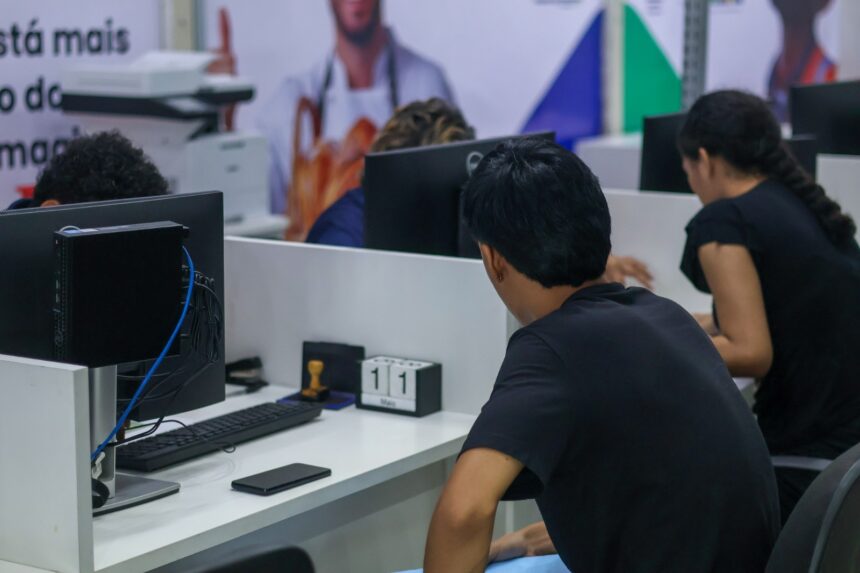 Auxiliar, supervisor, social mídia e mais de 1 mil vagas no Sine