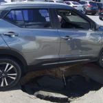 Veículo cai em buraco após asfalto ceder no Vieiralves