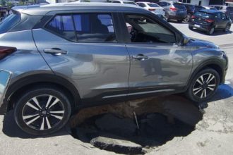 Veículo cai em buraco após asfalto ceder no Vieiralves