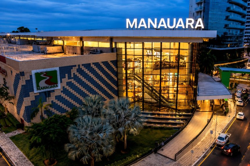 Troca de figurinhas movimenta torcedores no Manauara Shopping