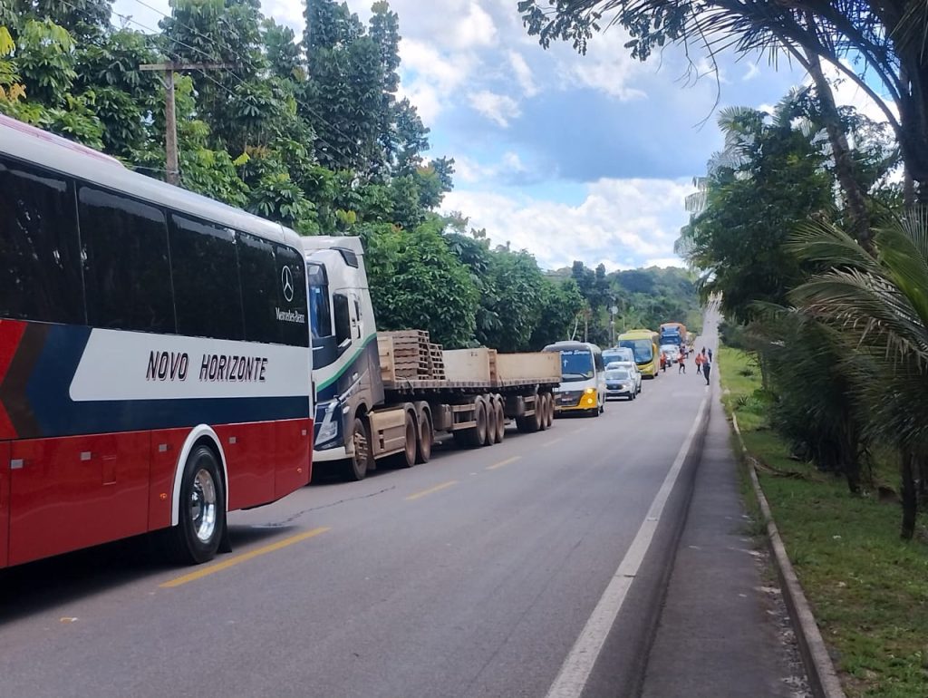 Carreta pega fogo e interdita a BR-174 em Manaus