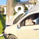 Carro destrói poste em colisão violenta na avenida Torquato Tapajós em Manaus