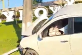 Carro destrói poste em colisão violenta na avenida Torquato Tapajós em Manaus
