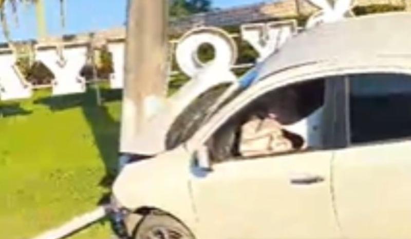 Carro destrói poste em colisão violenta na avenida Torquato Tapajós em Manaus