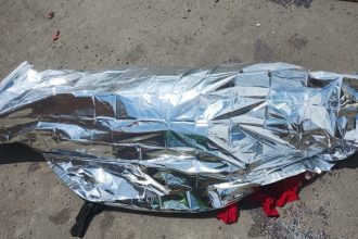 Motociclista morre após cair em buraco e colidir com poste em Manaus