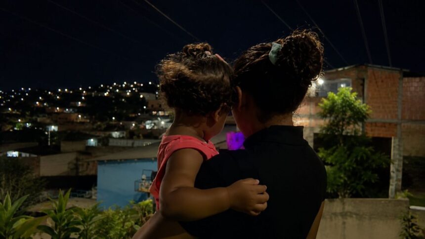 Bebê levada pelo pai é devolvida à mãe após 41 dias de separação em Manaus