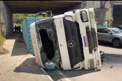 Carreta com contêiner tomba e deixa pista com óleo entre avenidas de Manaus