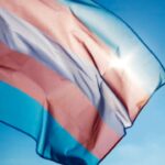 Pessoas trans ganham 32% menos e enfrentam exclusão no mercado de trabalho